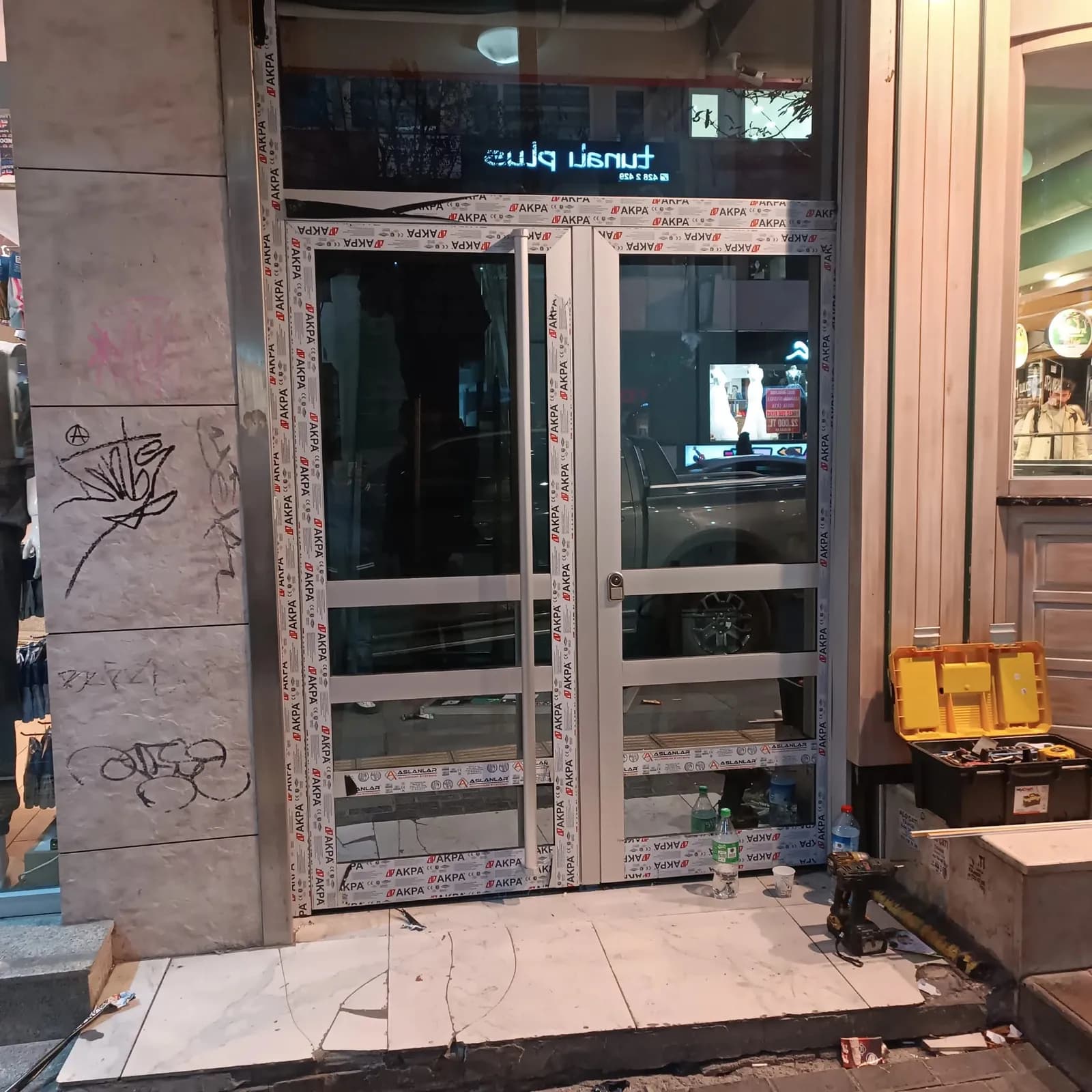 Tunalı Bina Giriş Alüminyum Kapı — Alüminyum Kapı
